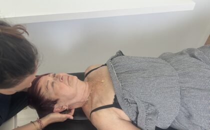 Douleurs cervicales du senior : soulager naturellement grâce à l’ostéopathie à Annecy.